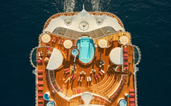 Luftansicht des Pooldecks der AIDAcosma