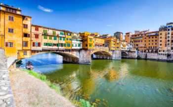 Brücke über dem Fluss Arno in Florenz