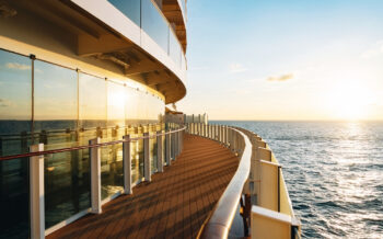 Reling der AIDAcosma bei Sonnenuntergang